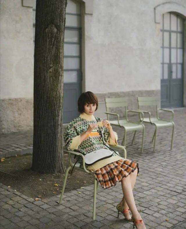 中年女性的教科書式的穿搭，就看40+的袁泉，優雅又時髦